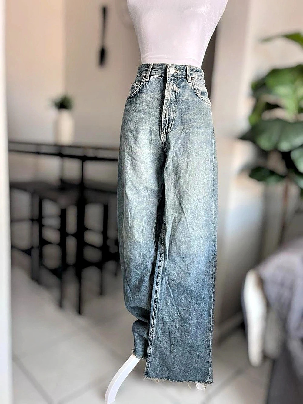 Zara Women's High Waisted Wide Leg Jeans Size 8 Distressed Raw Hem Y2K - Picture 2 of 9